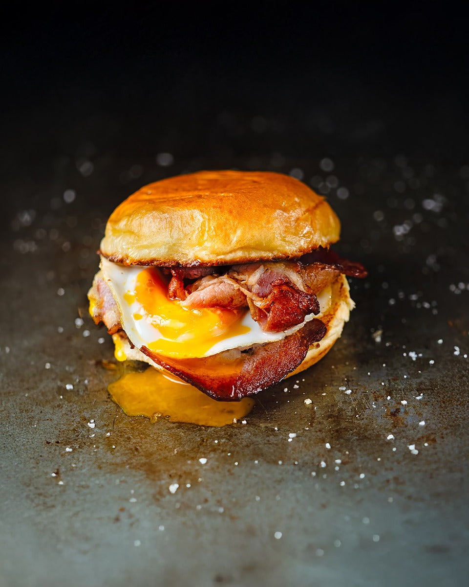 生ベーコンと目玉焼きをはさんだバーガー